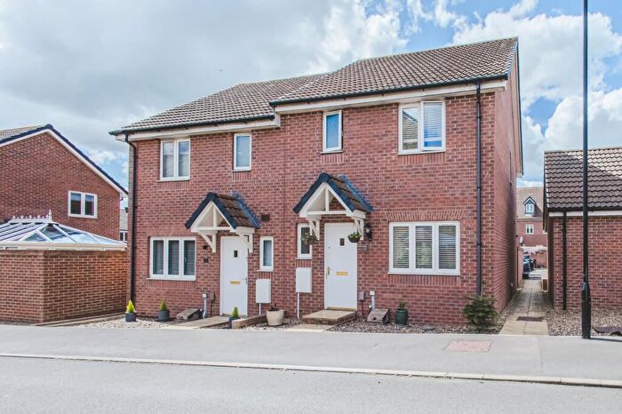 3 Bedroom Semi-Detached House For Sale In Kurmanski Close, Swindon, SN25