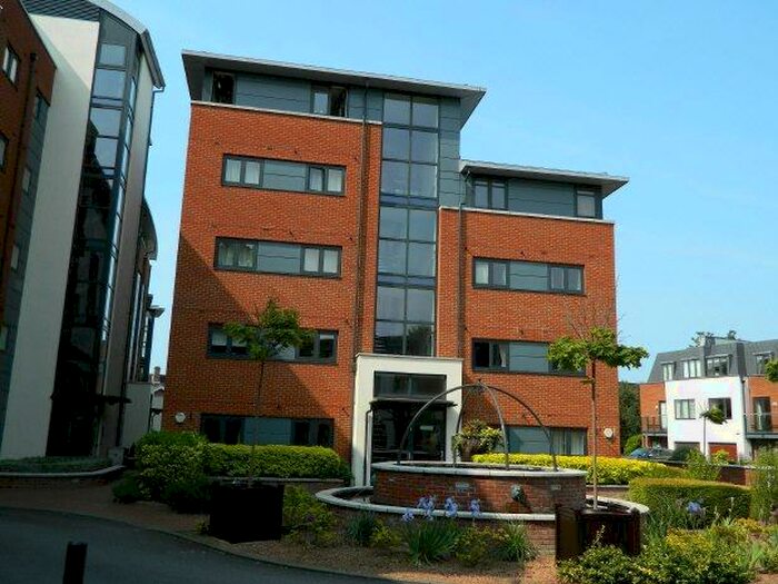 2 Bedroom Flat To Rent In Kingsgate, RH12