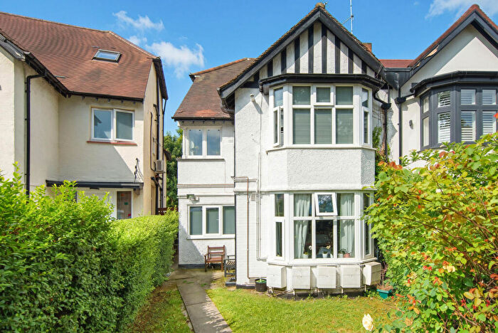 2 Bedroom Flat To Rent In Wentworth Road, Golders Green, London, NW11