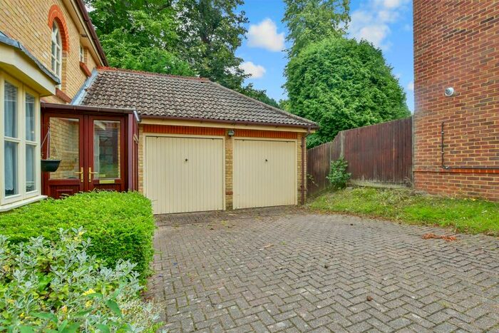 4 Bedroom Detached House For Sale In Postmill Close, Croydon, Surrey, CR0