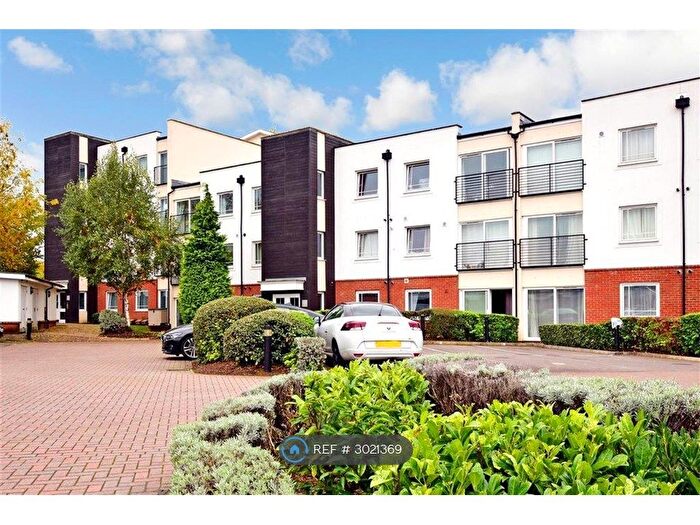 2 Bedroom Flat To Rent In Buffers Lane, Leatherhead, KT22