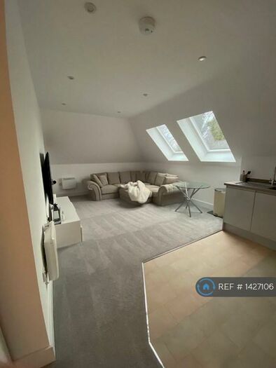 2 Bedroom Flat To Rent In Guildford Road, Bagshot, GU19