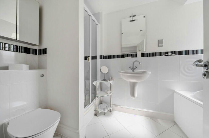 2 Bedroom Flat For Sale In Chilbolton Avenue, Winchester, Hampshire, SO22