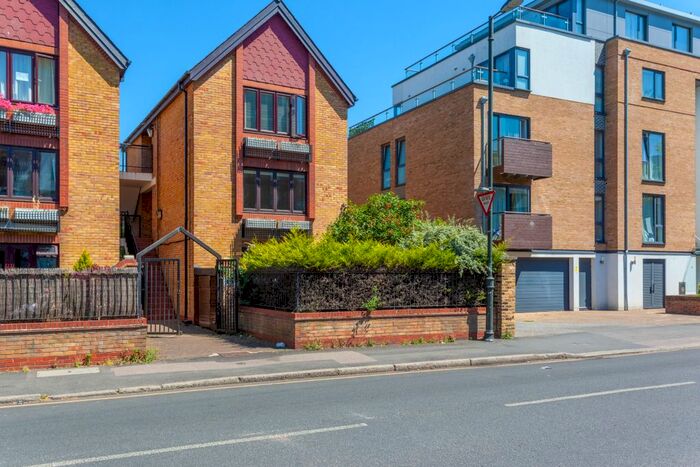 2 Bedroom Flat To Rent In Nairn Court, Trinity Road, Wimbledon SW19