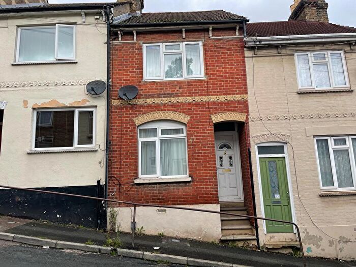3 Bedroom Terraced House To Rent In Gordon Road, Chatham, ME4
