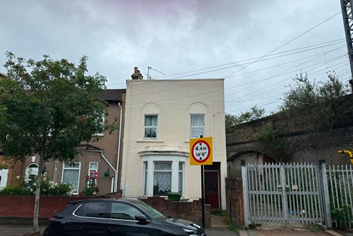 1 Bedroom Flat For Sale In Ground Floor Flat, Bignold Road, London, E7