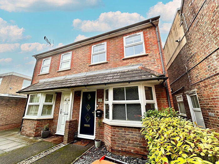 3 Bedroom Semi-Detached House For Sale In Staines Square, Dunstable, LU6