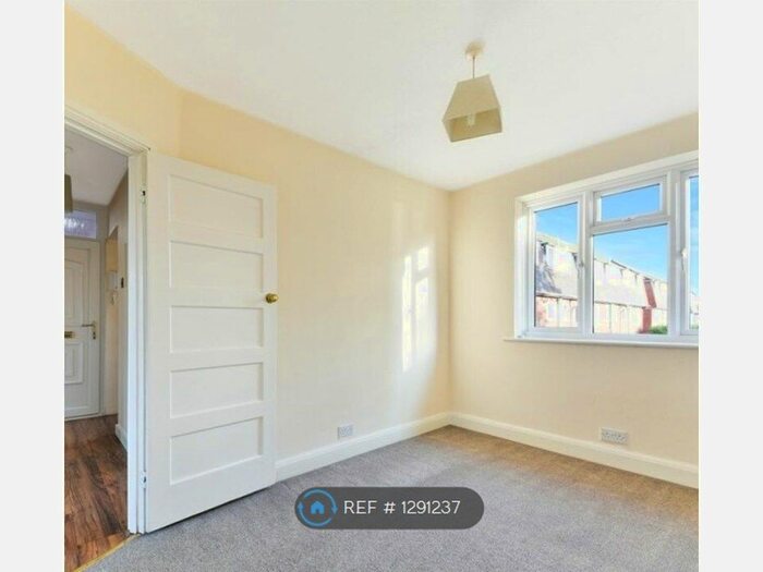 2 Bedroom Flat To Rent In Central Gardens, Morden SM4