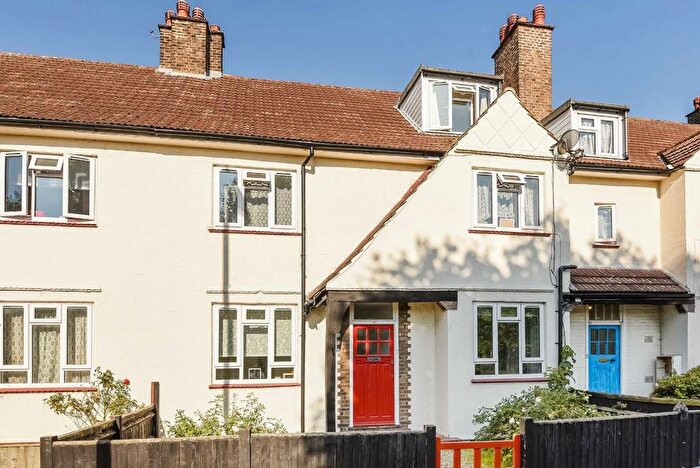 3 Bedroom Flat To Rent In Blackshaw Road, Tooting, SW17