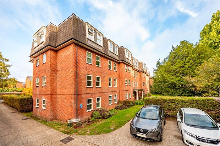 2 Bedroom Flat To Rent In Brechin Court, Reading, RG1