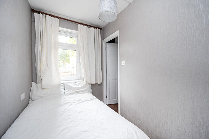 1 Bedroom Flat For Sale In Sovereign House, Cambridge Heath Road, Whitechapel, London, E1