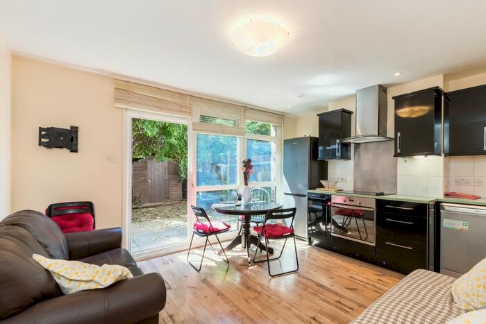 3 Bedroom Flat To Rent In Perryn Road, London, SE16