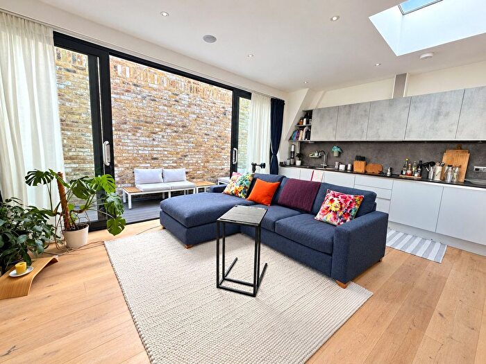 2 Bedroom Flat For Sale In Bellingham Road, Bellingham, London, SE6