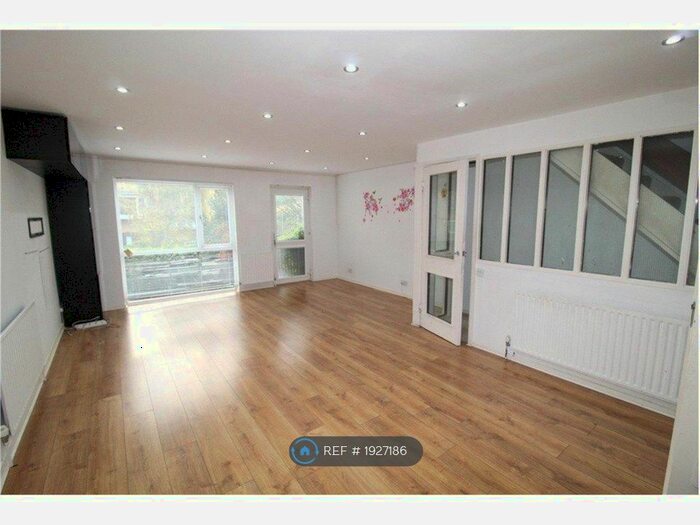 4 Bedroom Terraced House To Rent In Deans Close, Croydon, CR0