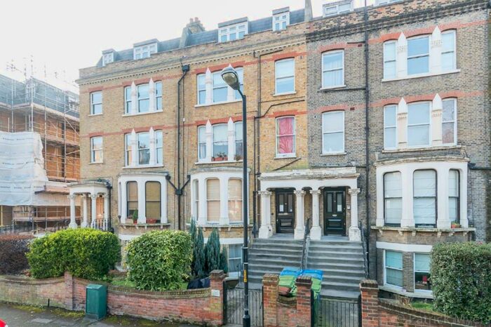 Flat To Rent In The Gardens London, SE22