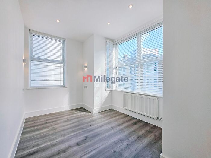 2 Bedroom Flat To Rent In Gordon Road, Southend-On-Sea, SS1