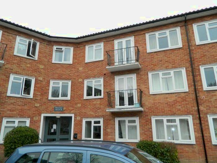 1 Bedroom Flat To Rent In Pelham Court, Bishopric, Horsham, RH12