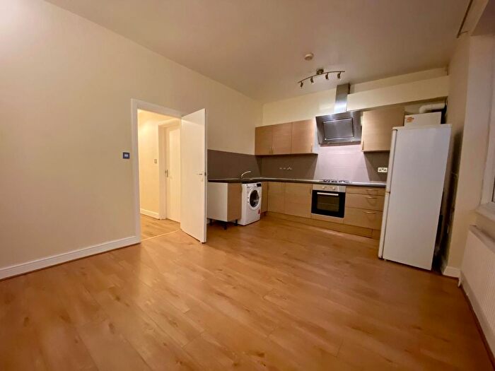 2 Bedroom Flat To Rent In Garratt Lane, London, SW18