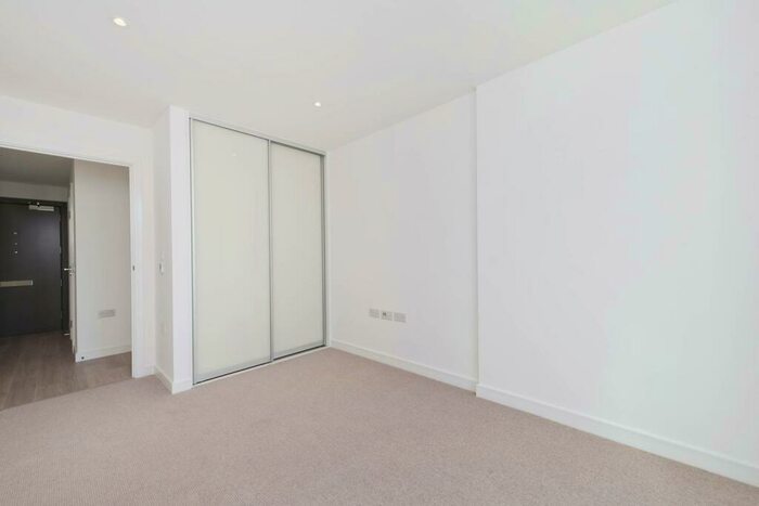 1 Bedroom Flat To Rent In Pinnacle Apartments, East Croydon, Surrey, CR0