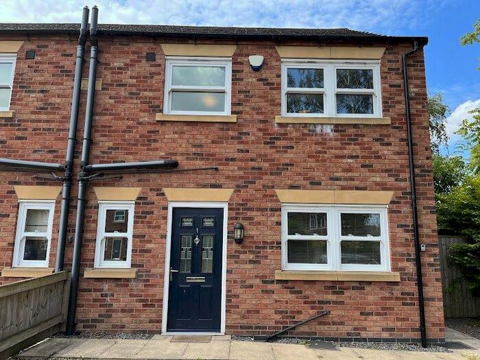 3 Bedroom Semi-Detached House To Rent In Foxglove Close, Scunthorpe, DN16