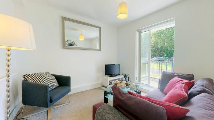 3 Bedroom Flat To Rent In Edensor Gardens, London, W4