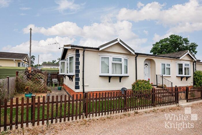 2 Bedroom Park Home For Sale In Loddon Court Farm Park Homes, Beech Hill Road, Spencers Wood, Reading, Berkshire, RG7