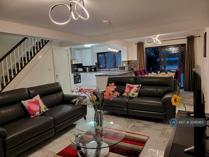 4 Bedroom Detached House To Rent In Wilkinson Croft, Birmingham, B8