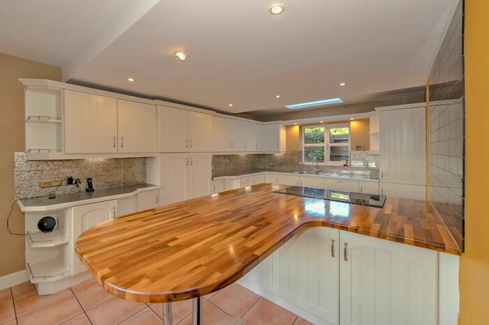 3 Bedroom Property To Rent In Redland Drive, Loughton, MK5