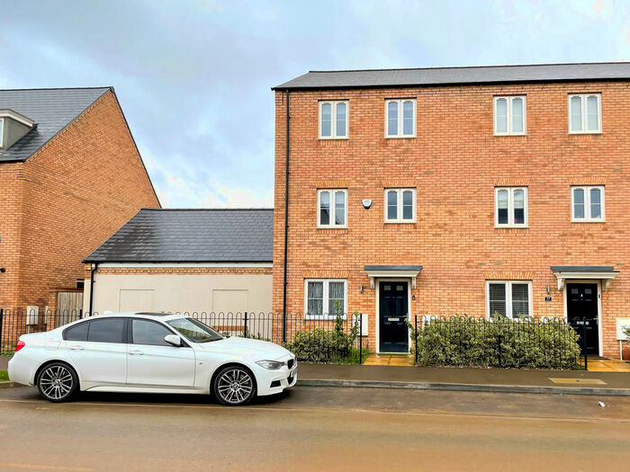 4 Bedroom Town House To Rent In Irthlingborough Road North, Wellingborough, NN8