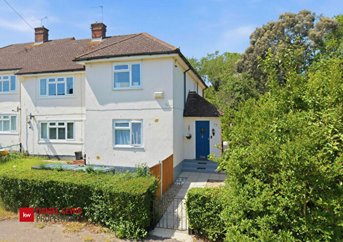 3 Bedroom Maisonette For Sale In Danbury Road, Loughton, IG10