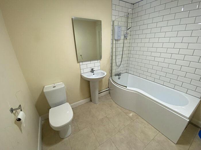 1 Bedroom Flat To Rent In Saint Phillips Drive, Oldham, Lancashire, OL2