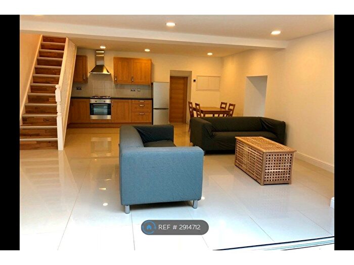3 Bedroom Maisonette To Rent In Sabine Road, London, SW11
