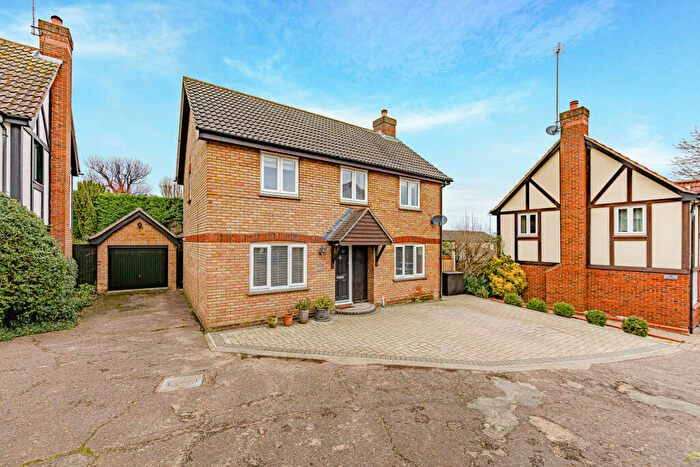 4 Bedroom Detached House For Sale In Larkin Close, Brentwood, CM13