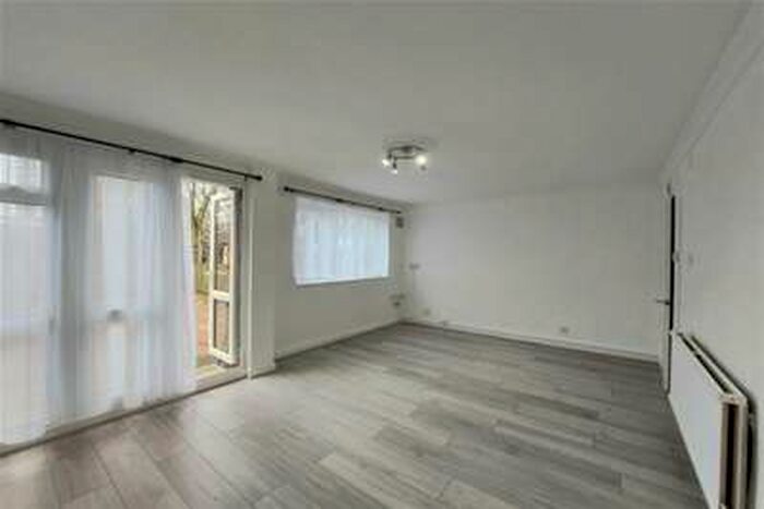 3 Bedroom Maisonette Flat To Rent In Hatton Court, Gilpin Road, Hackney E5