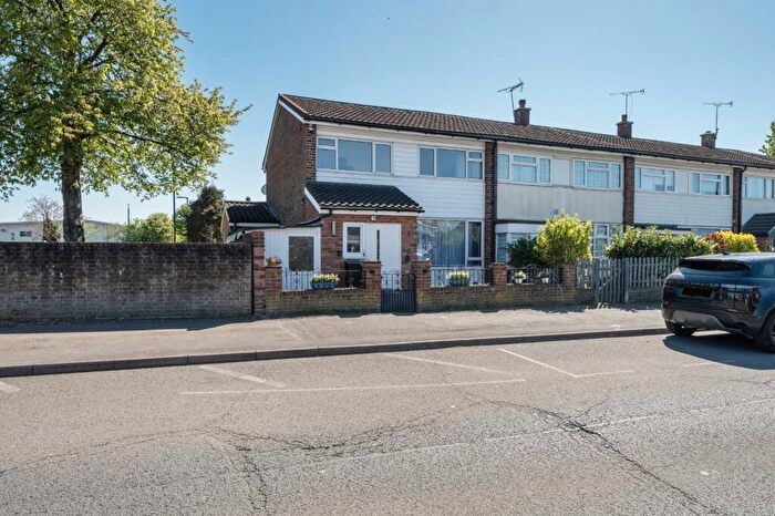 5 Bedroom End Of Terrace House For Sale In Parlaunt Road, Langley, Berkshire, SL3