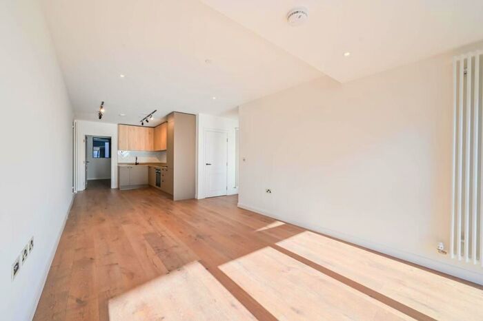 2 Bedroom Flat To Rent In Waters Edge Court, Bow, London, E3