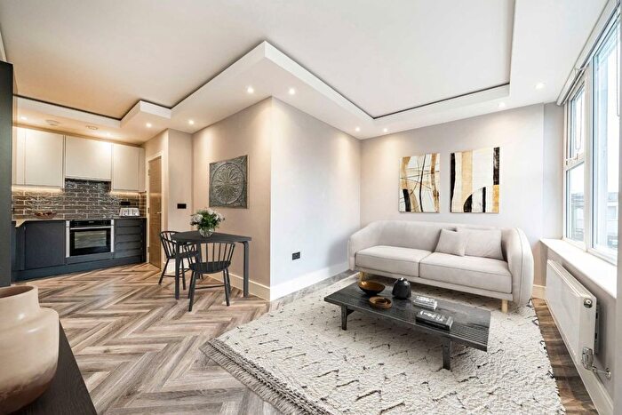 2 Bedroom Flat For Sale In Baker Street, Weybridge, KT13