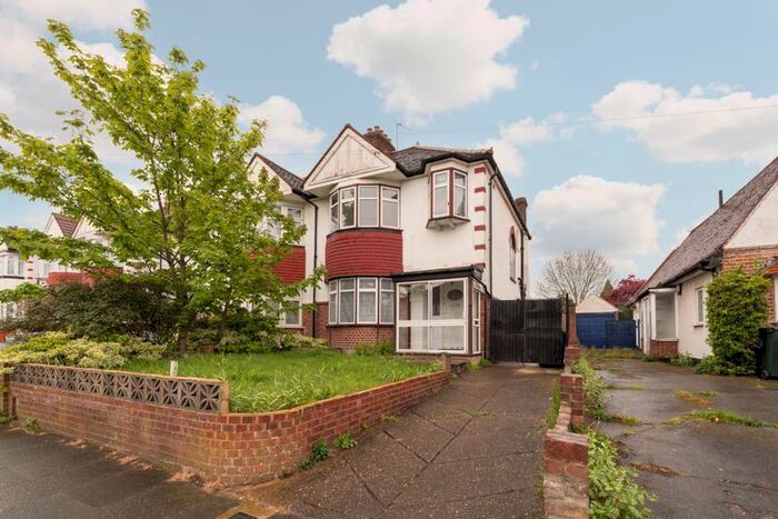 3 Bedroom Semi-Detached House To Rent In Chase Way, London, N14