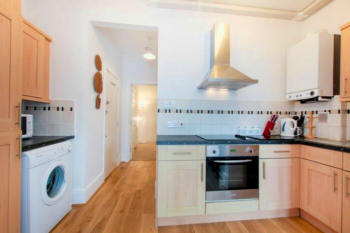 1 Bedroom Flat To Rent In Baldry Gardens, Streatham, London, SW16