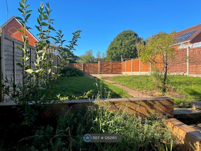 3 Bedroom Semi-Detached House To Rent In Lipscombe Rise, Alton, GU34