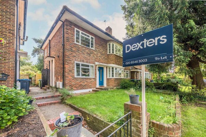 3 Bedroom Flat To Rent In Queens Road, Kingston Upon Thames, KT2