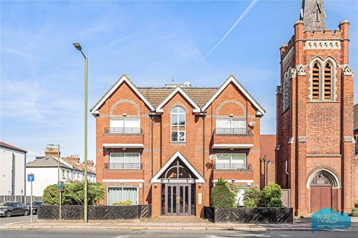 2 Bedroom Apartment For Sale In Ballards Lane, Finchley Central, London, N3