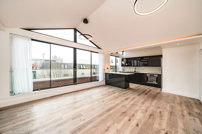 2 Bedroom Flat To Rent In Coomer Place, London, SW6