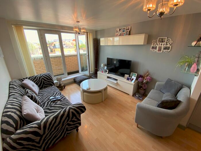 2 Bedroom Flat To Rent In High Street, Uxbridge, UB8