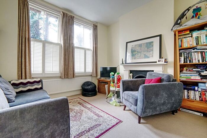 2 Bedroom Flat To Rent In Bonnington Square, London, SW8