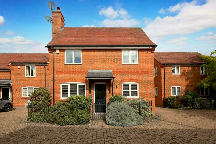 3 Bedroom Link Detached House To Rent In Hedsor Road, Bourne End, SL8