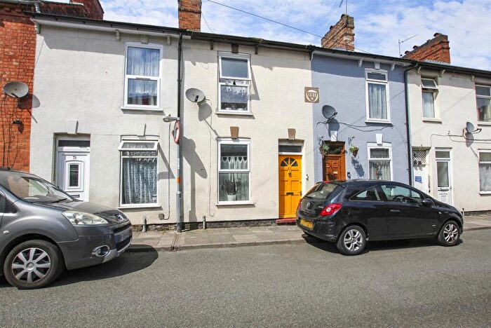 2 Bedroom Terraced House For Sale In King Street, Kettering, NN16