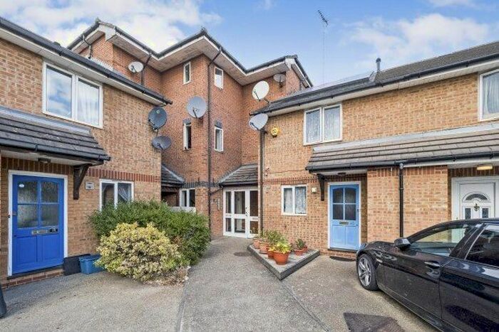 2 Bedroom Flat To Rent In Azalea Close, Ilford, IG1