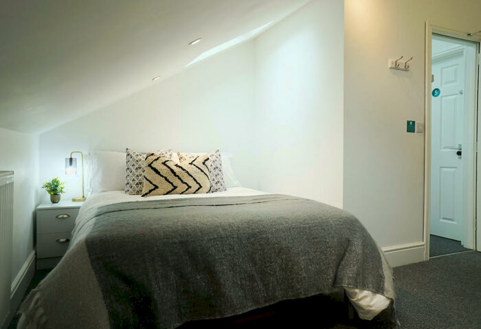 5 Bedroom Flat To Rent In Driffield Street, Manchester, M14