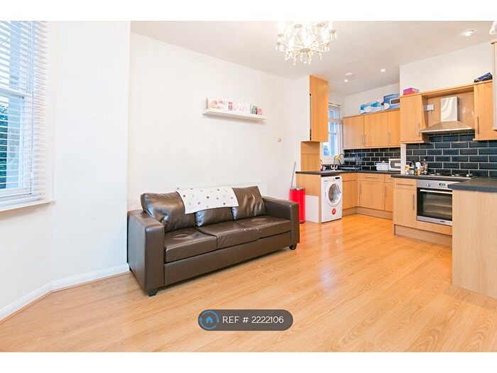 3 Bedroom Flat To Rent In Kirkstall Road Streatham, London, SW2